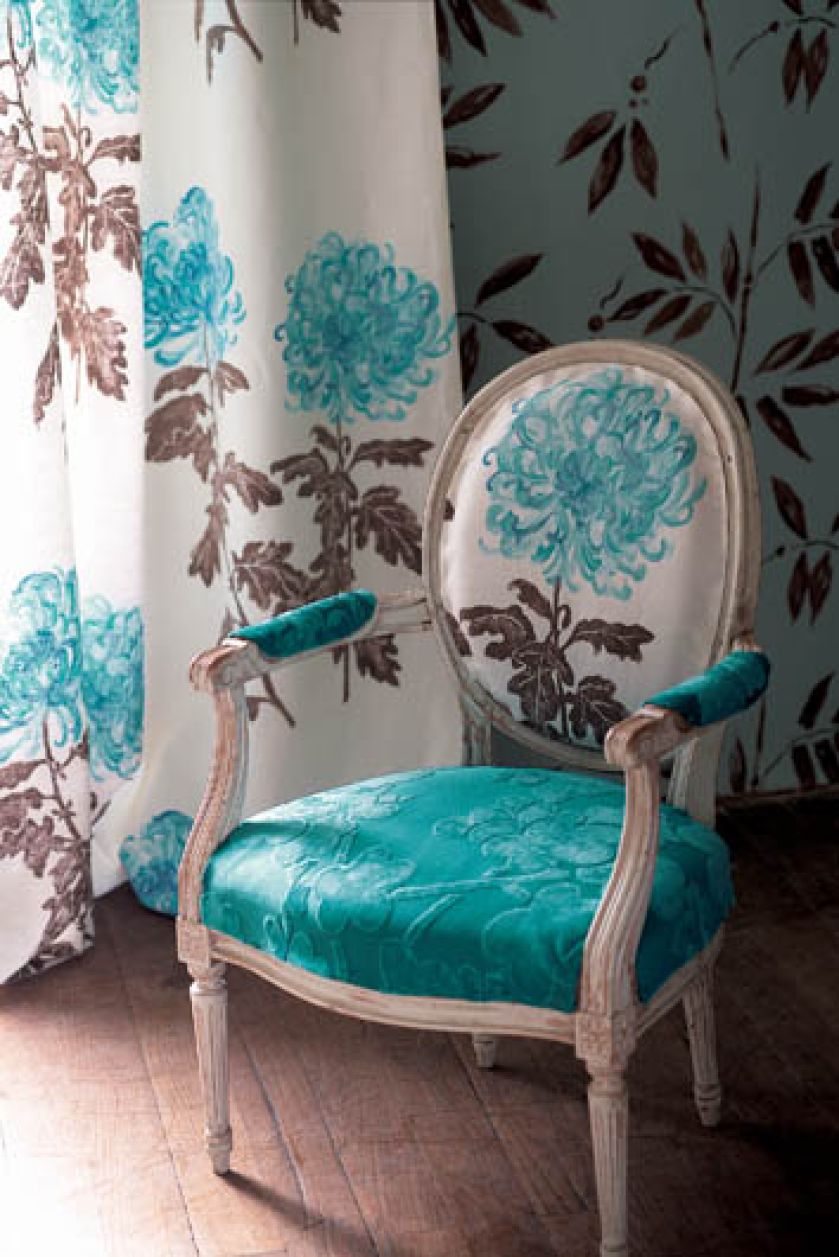 Krzesło obite tkaninami marki Villa Nova: na siedzisku Sashiko Regal, na oparciu Misaki Regal. Obydwa