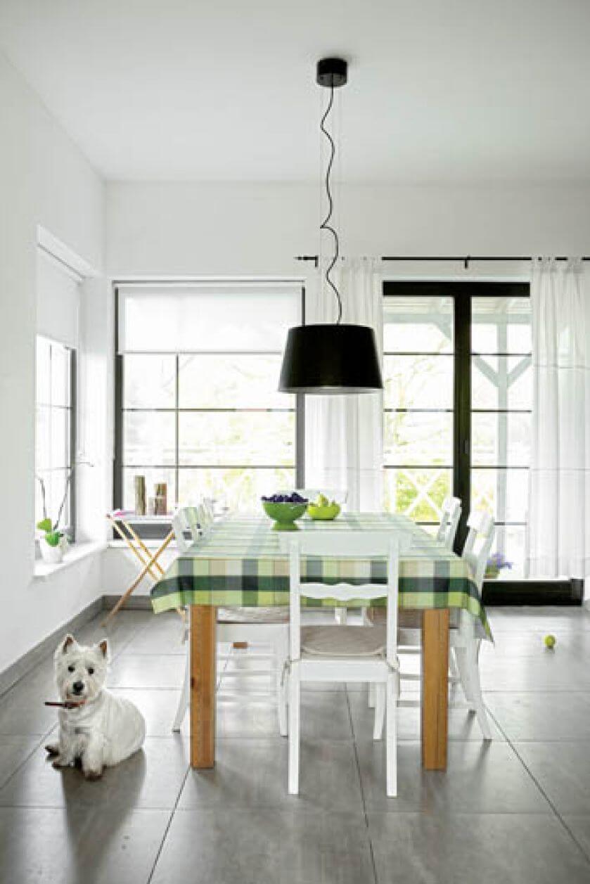 Kuchnia ze stołem pośrodku - przestronna i funkcjonalna.