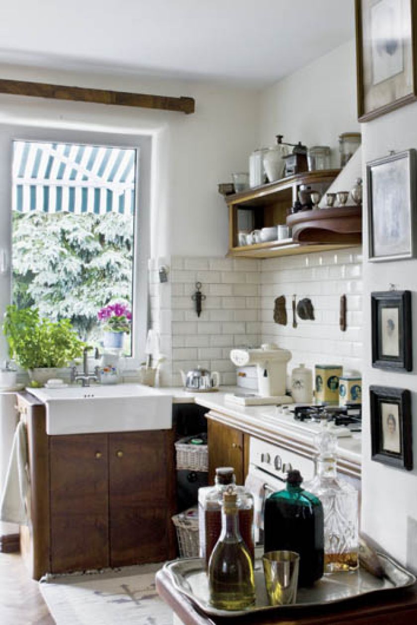 Kuchnię sklecił ze starych mebli. Nowe są tylko mechanizmy. Ewa na Bartyckiej znalazła włoskie kremowe