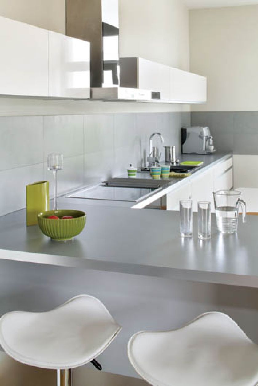 Kuchnię właściciele zaprojektowali sami, specjalnie otworzyli ją i połączyli z salonem.