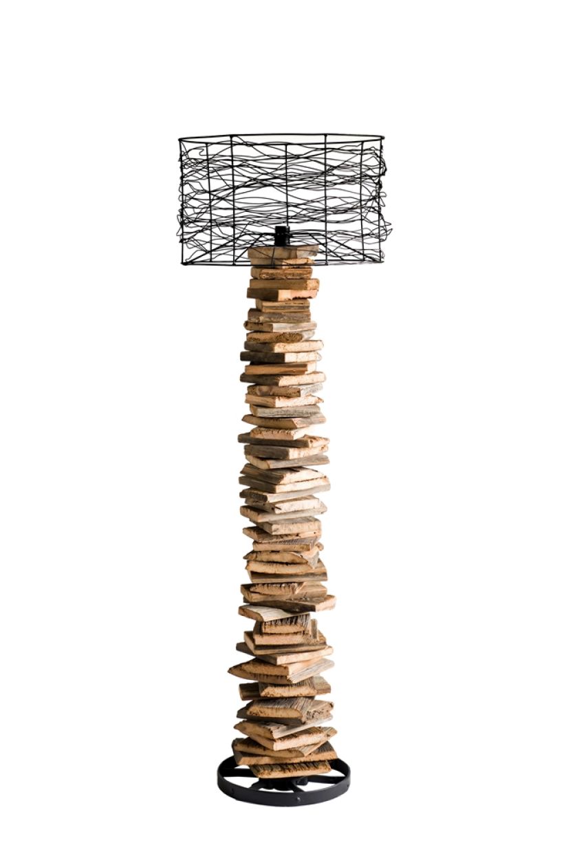 lampa z metalu i starego drewna