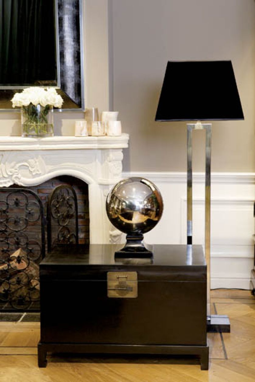 Lampa stojąca Arlington ze stali i kamienia z aksamitnym abażurem. Cena ? 2800 zł. BIBELOU