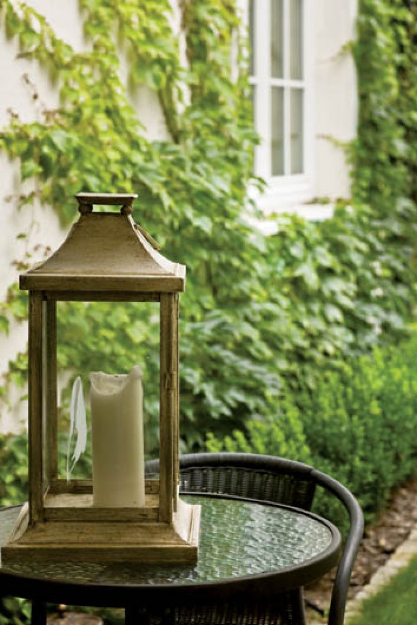 Lampion na ogrodowym stoliku. Podmiejski dom zmienia życie