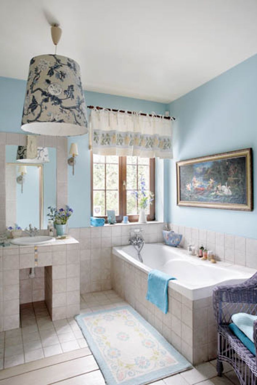 Latem, wcześnie rano, można otworzyć okno i poopalać się leżąc w wannie.