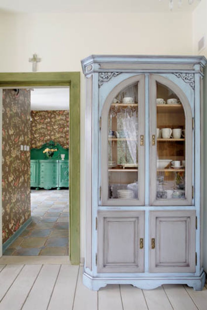 Lazurowy rzeźbiony kredens w jadalni wygląda fantastycznie.
