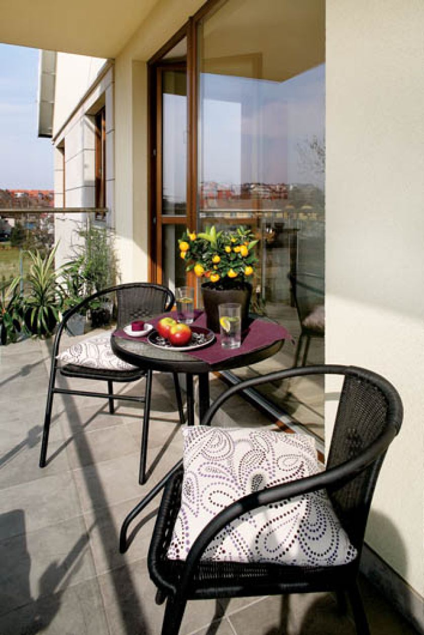 Letni salonik na balkonie. Mieszkanie z obrazami