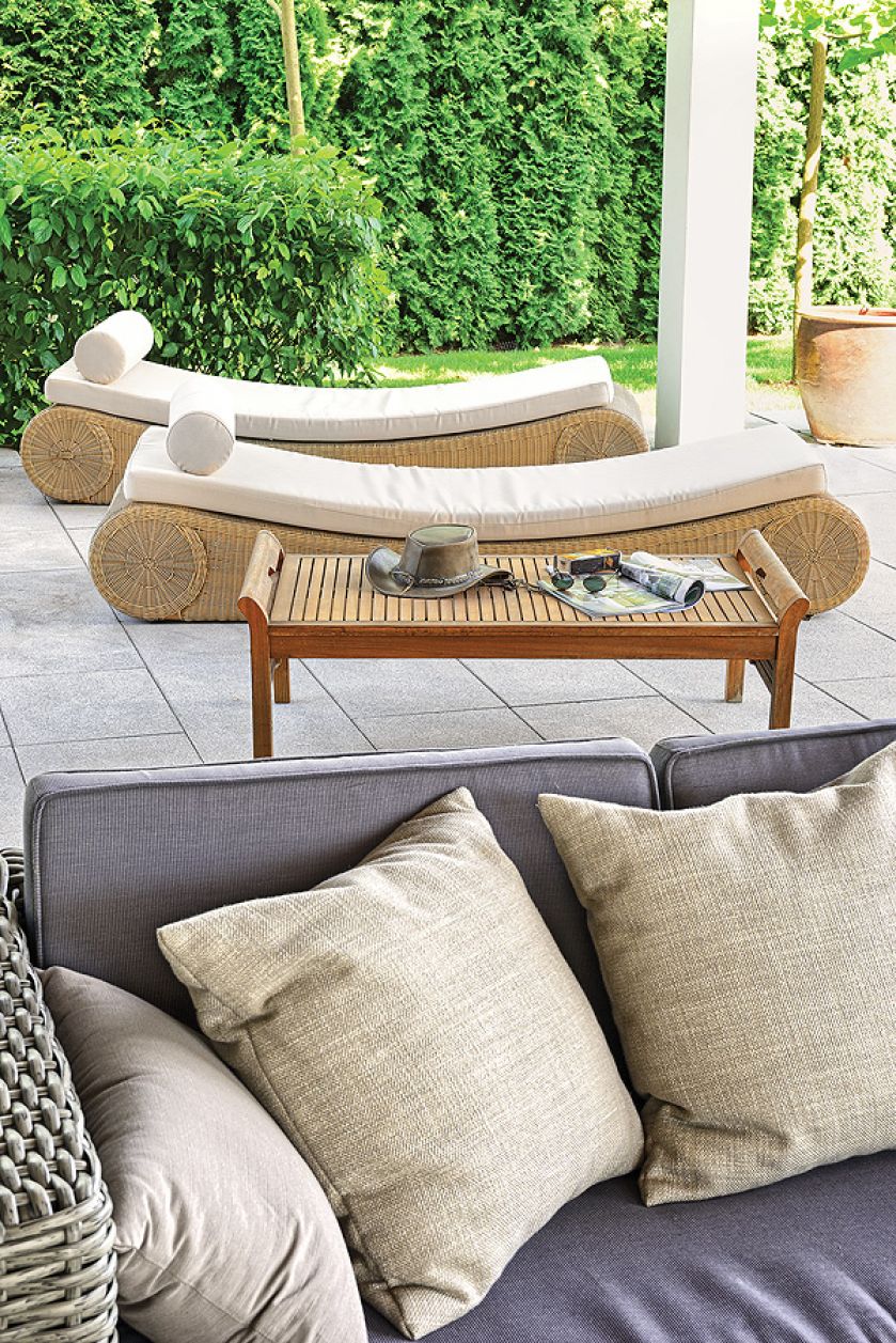 Leżanki w letnim salonie. Ogród dla zapracowanych