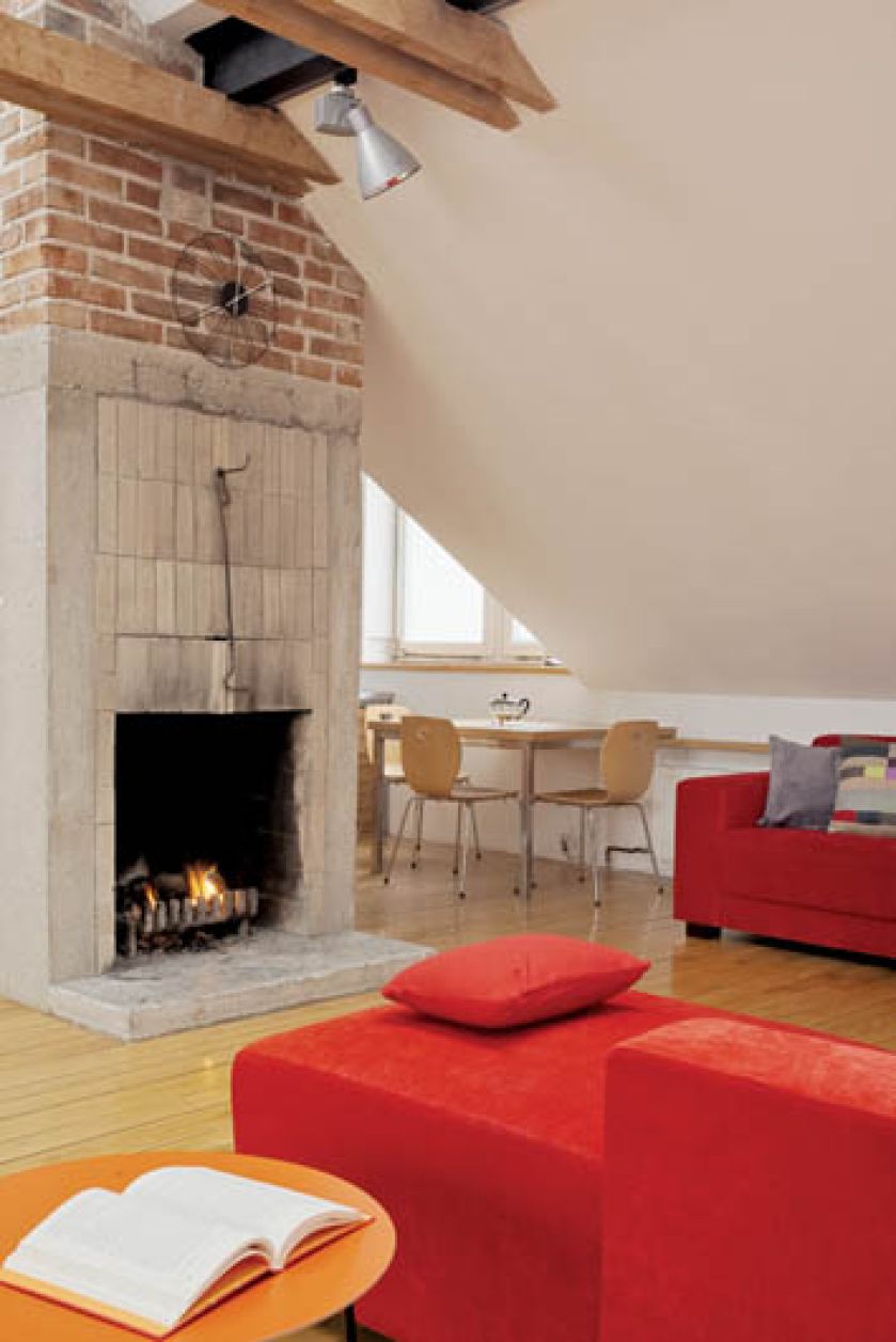 Loft wysoki na trzy metry – industrialny, ale bardzo przytulny dzięki drewnianym dodatkom.