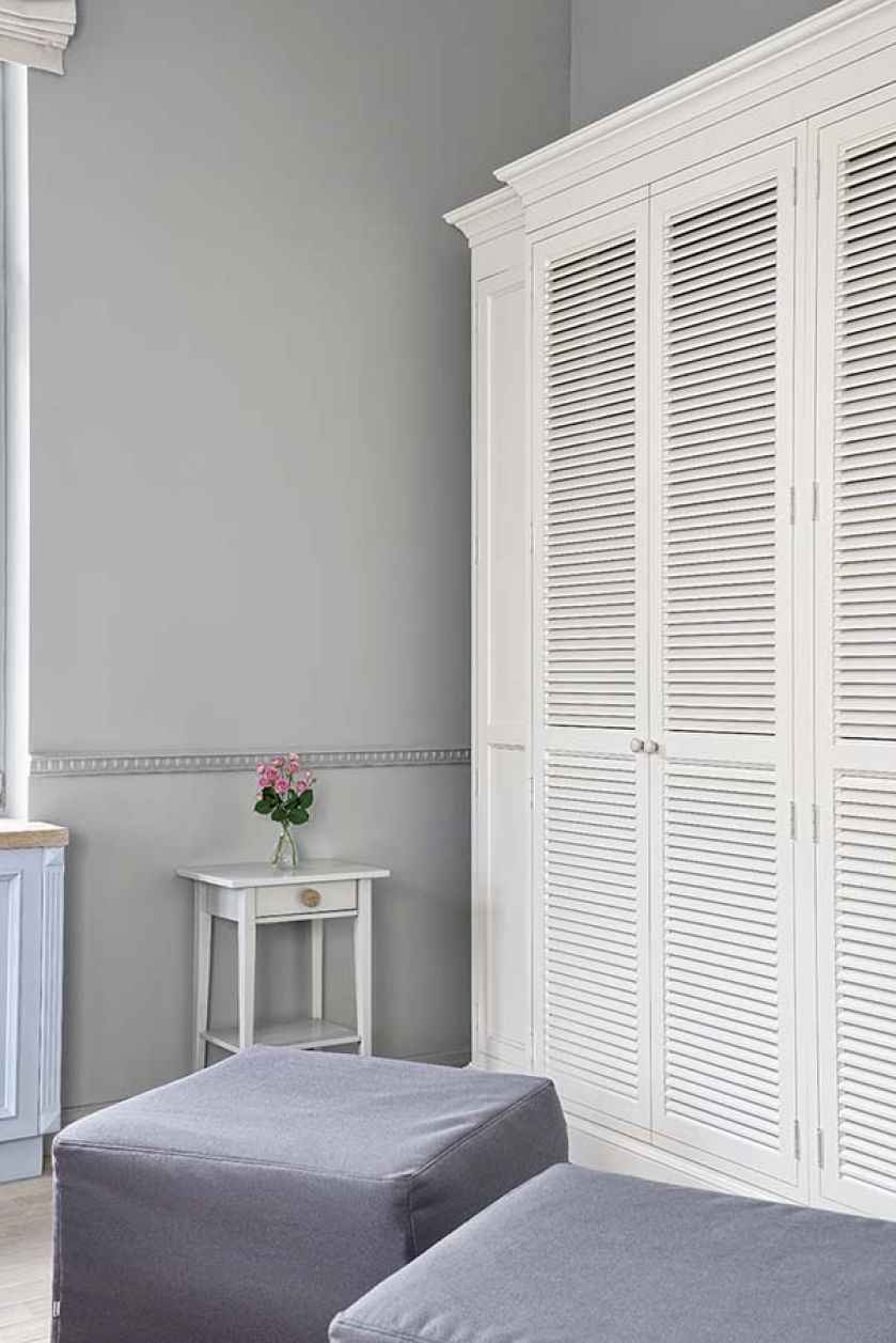 Łóżko ukryte jest w szafie. Niewielkie mieszkanie w sopockiej kamienicy