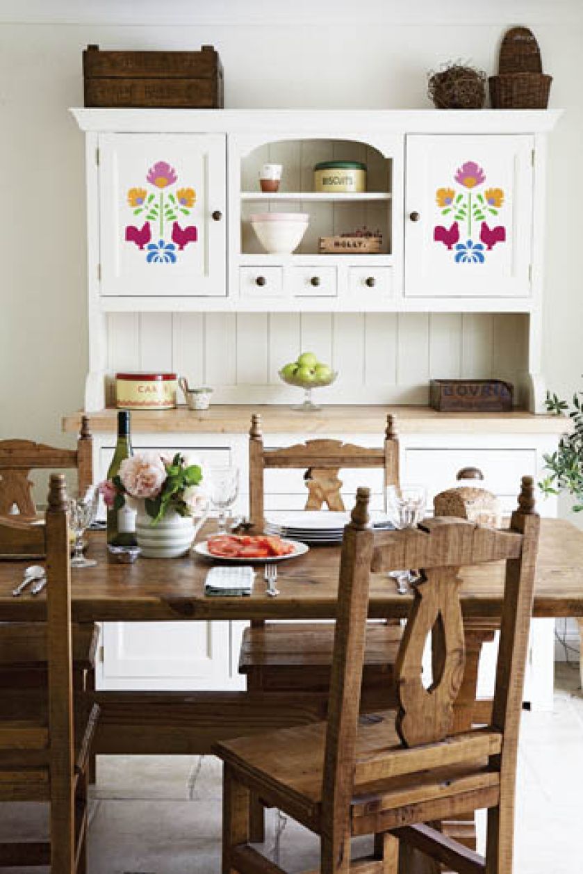 Ludowym motywem można ozdobić rustykalną kuchnię.