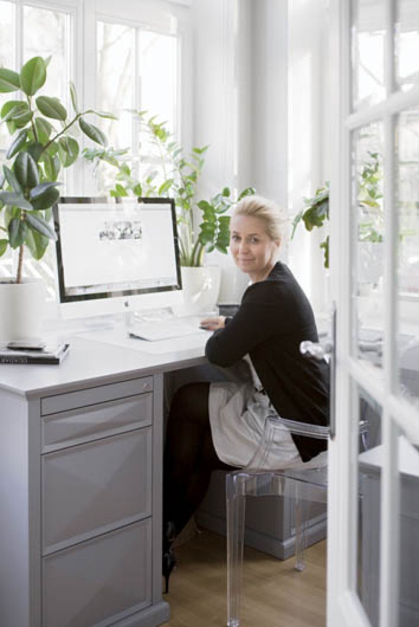 Maja zastosowała fazowane szybki w drzwiach, dzięki którym promienie słońca aż skrzą się kolorami.