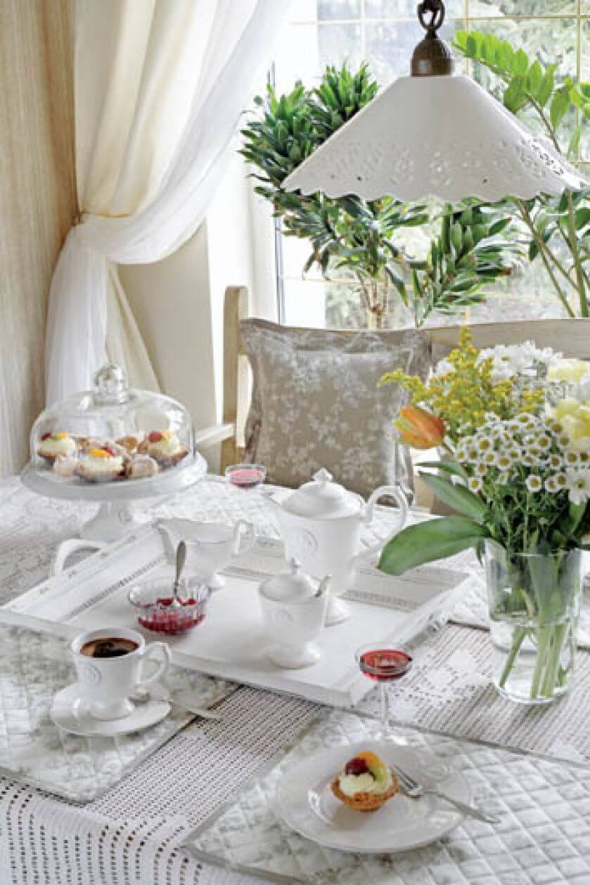 Meble w jadalni zrobione są z bielonego dębu.