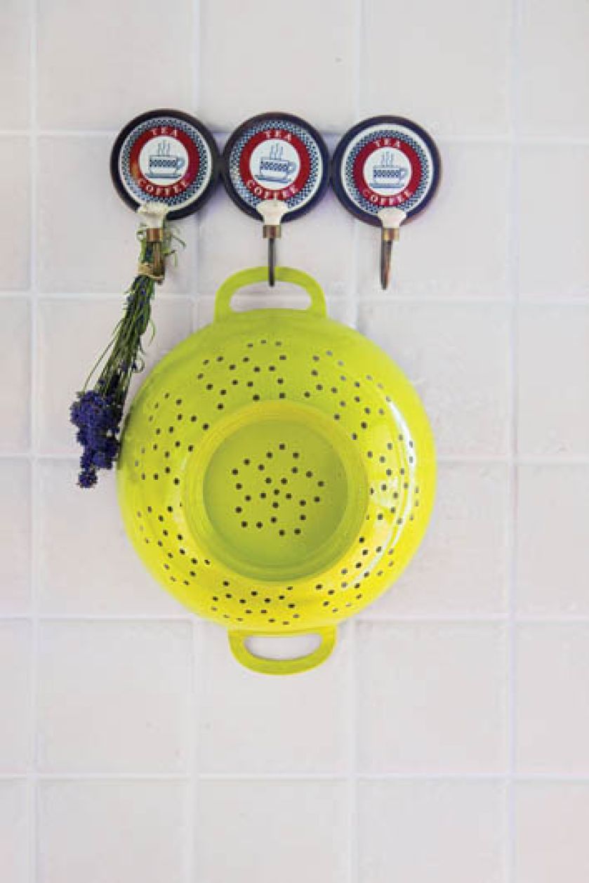 Moc dodatków - kolorowe naczynia ożywiają białą kuchnię.