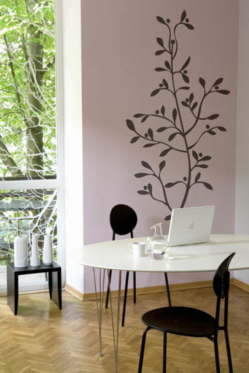 Modne zestawienie szarości z delikatnym wrzosem. Tło kolor k426, szablon Y498. TIKKURILA