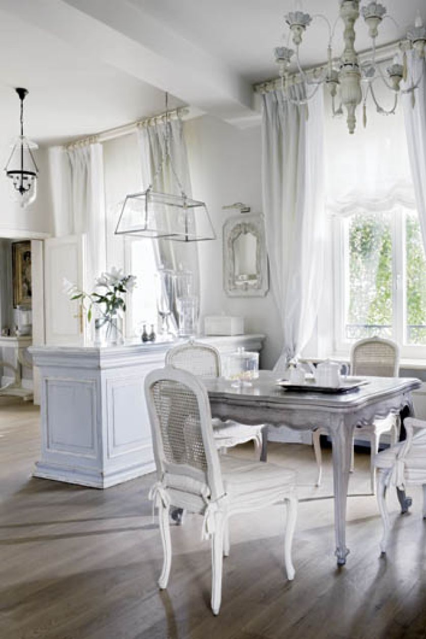 Na pierwszy rzut oka wszystko tonie w bieli, która po chwili okazuje się barwą gołębią, perłoworóżową, złocistą, srebrną.