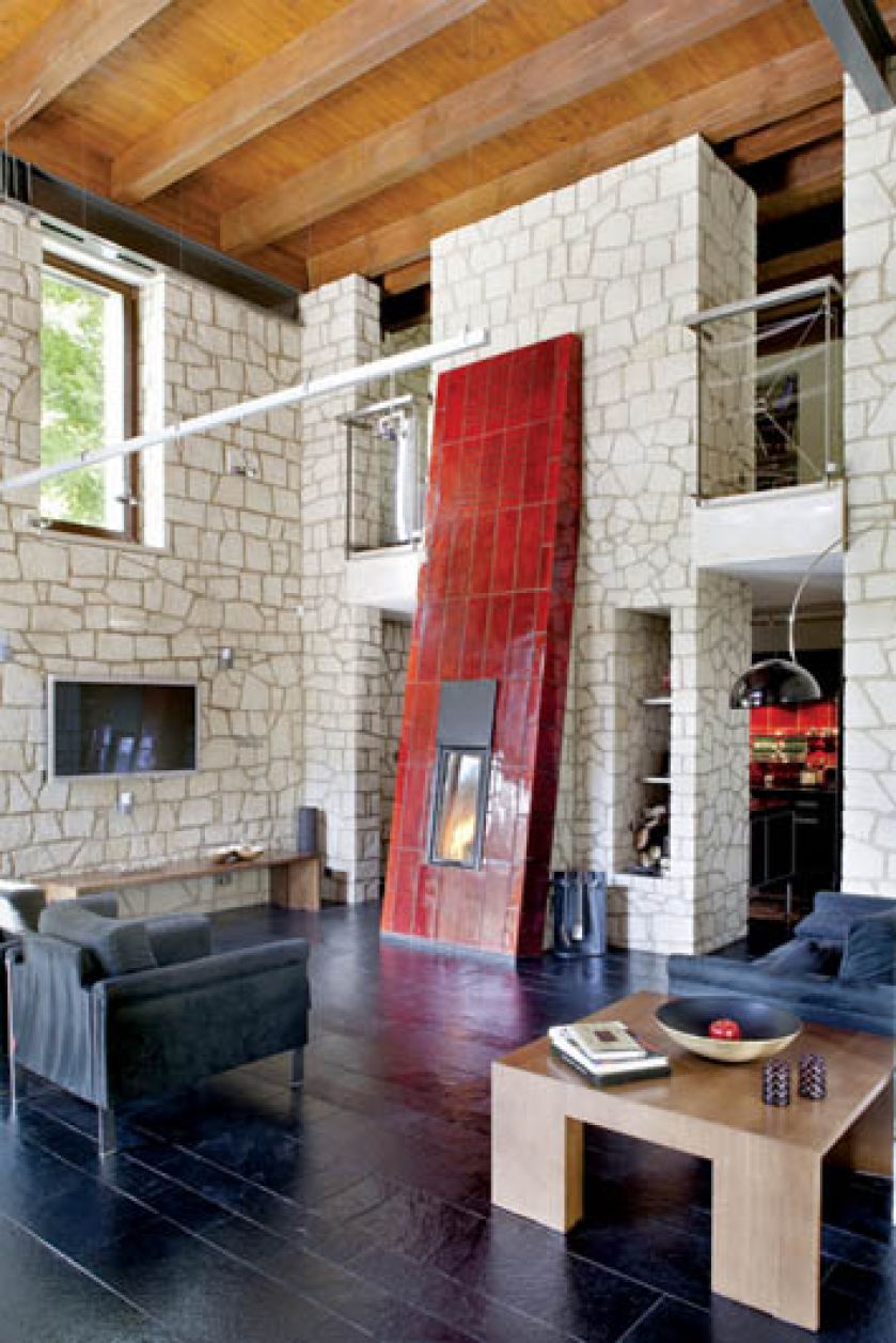 Na ścianach zastosowano łupek wapienny wydobywany w Bochotnicy.