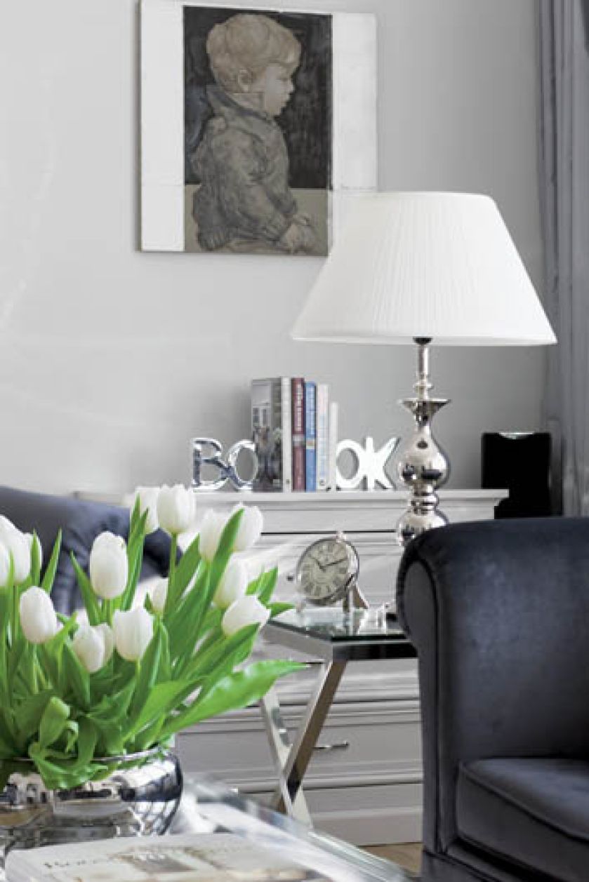 Nad komodą wisi obraz Pawła Skurskiego.