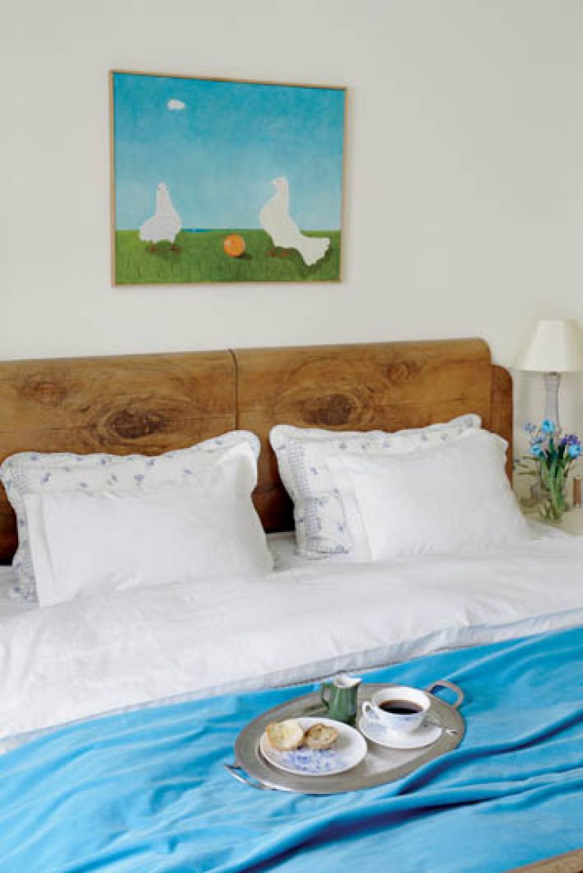 Nad łóżkiem wisi obraz Grzegorza Kalinowskiego.