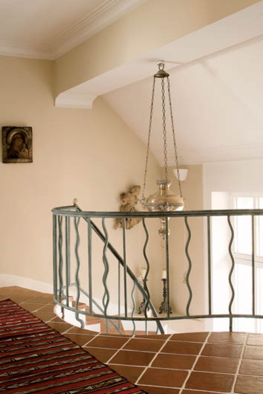 Nad schodami wisi oryginalna lampa. Jak odrodziła się willa Kropka