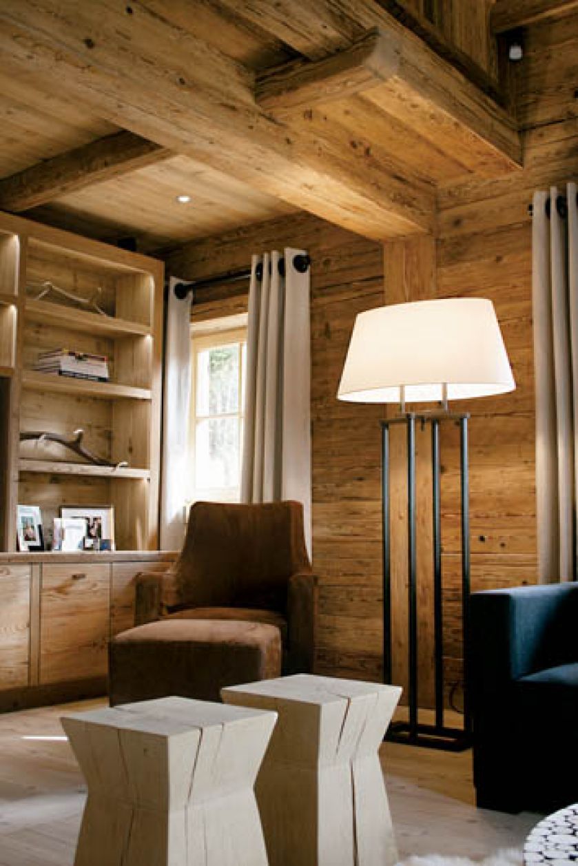 Nastrojowe oświetlenie rustykalnego salonu. Lampa stojąca to projekt Kevina Reilly ego.