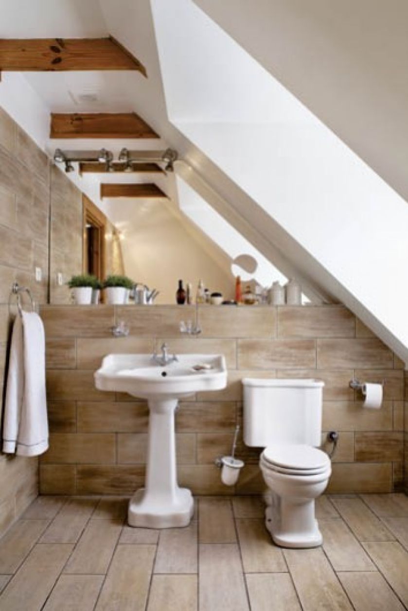Naturalne kolory i materiały sprawiają, że łazienka gospodarzy jest przytulna. Nawet glazura fakturą przypomina drewno.