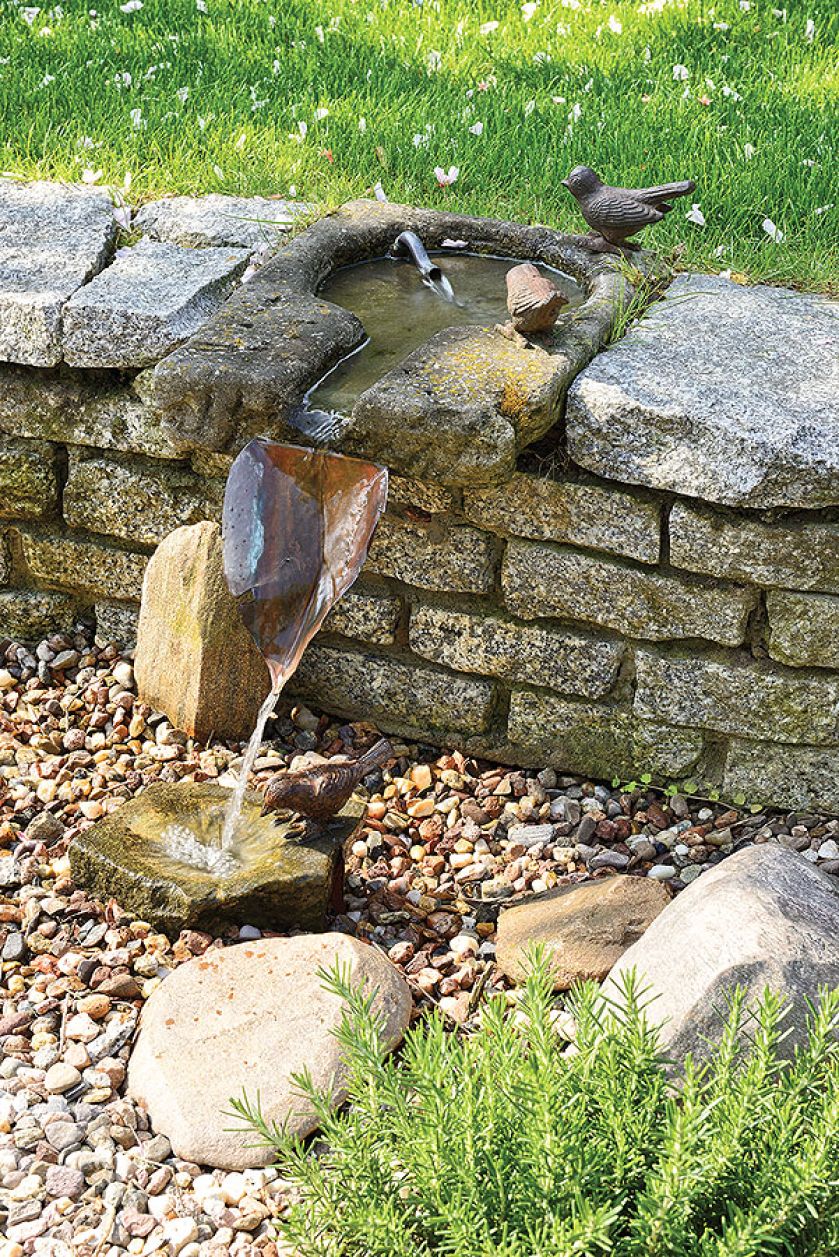 Nie brakuje w ogrodzie strumyków, sztucznych źródełek i poidełek dla ptaków. Wszystko subtelnie jest wtopione w zieleń.