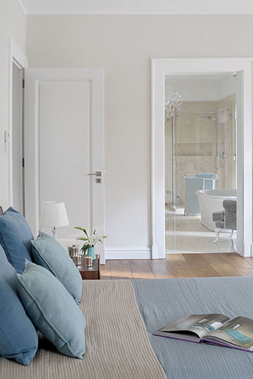 Nowoczesna, ale też kobiece i miękkie. Wszystko dzięki błekitowi, stylowym lampom, ceramice i tkaninom.