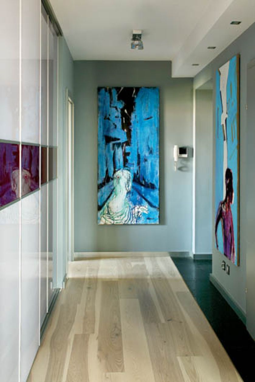 Obaz Anny Mierzejewskiej z serii Street , ten niebieski w głębi holu, przedstawia kuzynkę