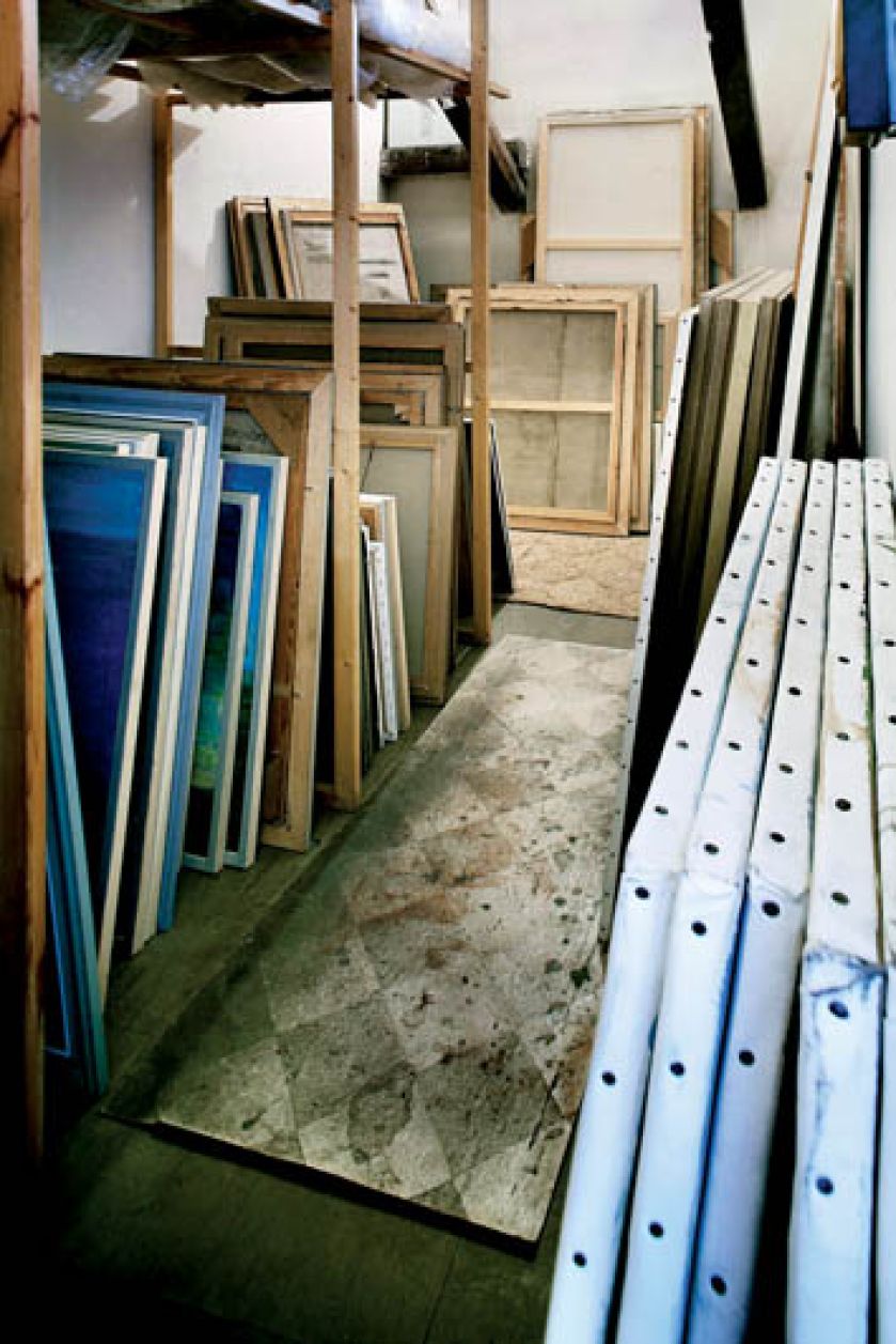 Od lat każdego ranka wchodzi na ostatnie piętro. Pracuje metodycznie, spokojnie. Jak człowiek, który wie, co i po co robi.