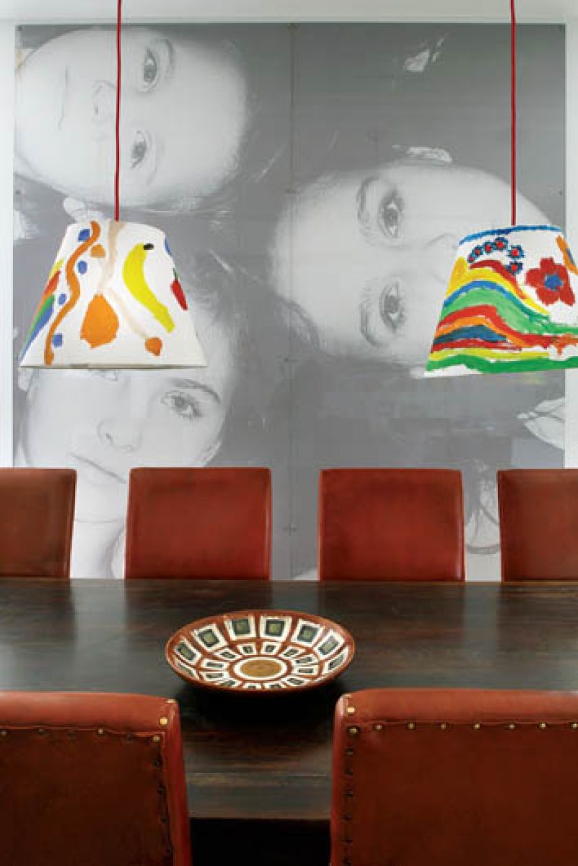 Ogromny stół kolonialny zmieści nawet dwadzieścia osób.