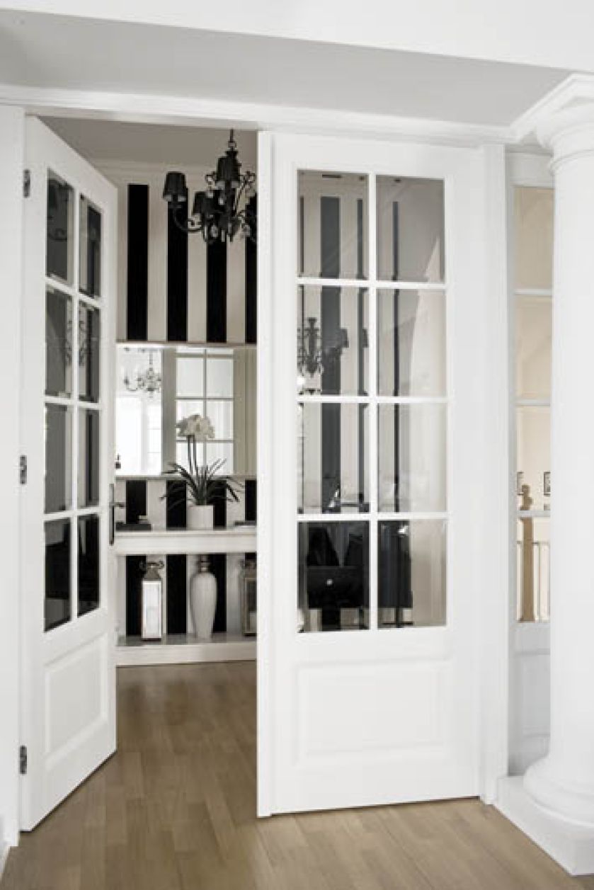 Pasy w przedpokoju nadają wnętrzu określony rytm.