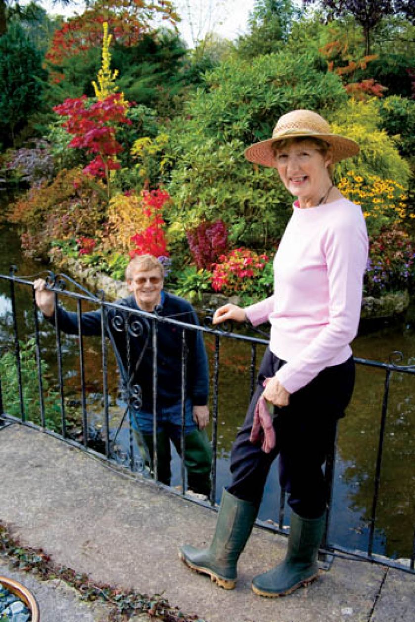 Paulina i Dave w ogrodzie. Ogród malowany jesienią