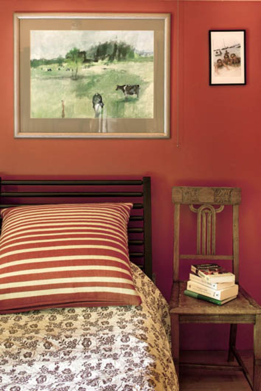 Piękne krzesło to ocalona przed zniszczeniem rodzinna pamiątka. Szkoda było na nim siadać, więc jest nocnym stolikiem.