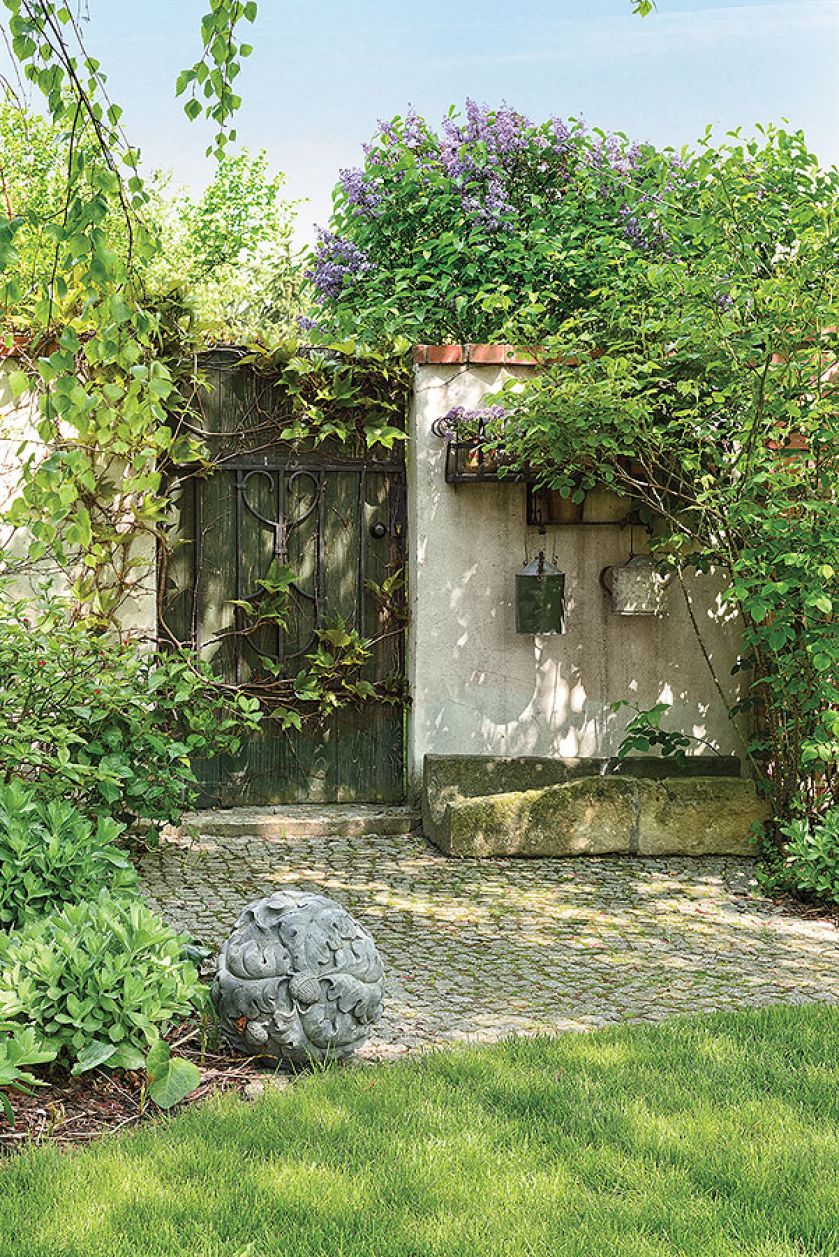 Pnącza, wysokie krzewy, kwitnące drzewa - zieleń i kolory sprawiają, że można się poczuć, jak w zaczarowanym ogrodzie.