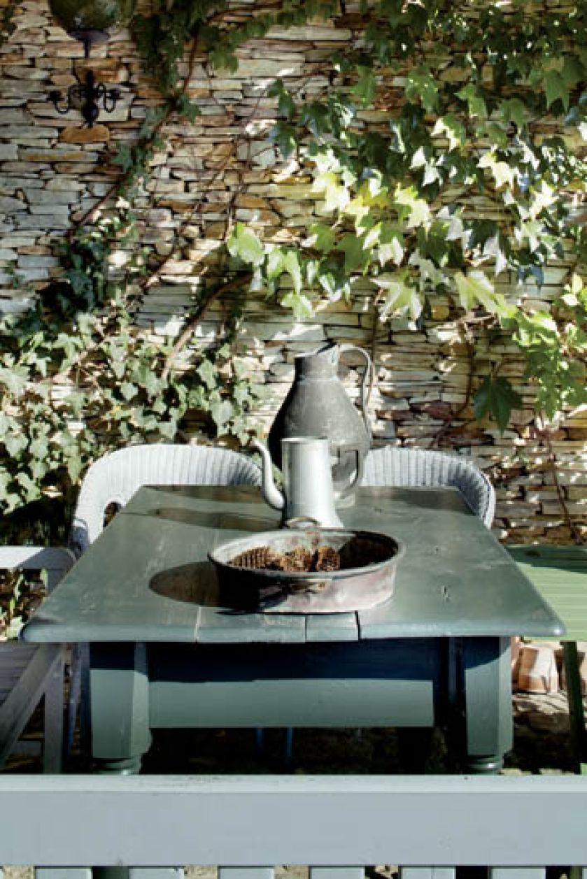 Po ścianach z łupka pnie się winobluszcz, winorośl i glicynia.