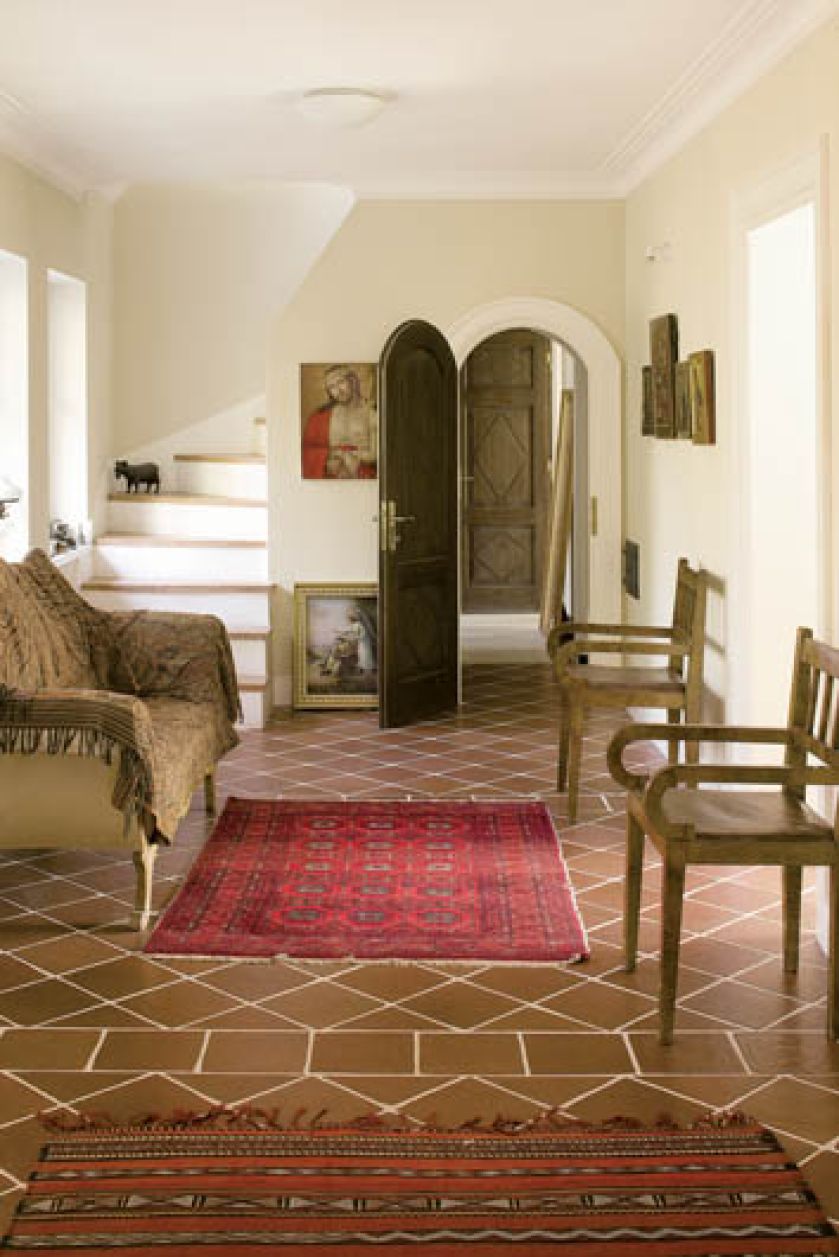 Podłoga na parterze wyłożona jest płytkami udającymi terakotę.