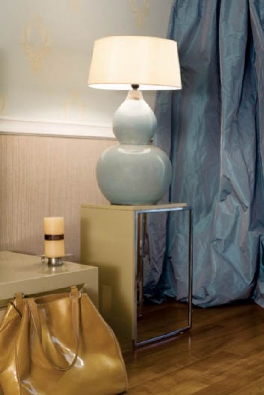 Podstawa lampy ma kolor o kilka tonów jaśniejszy niż zasłony.