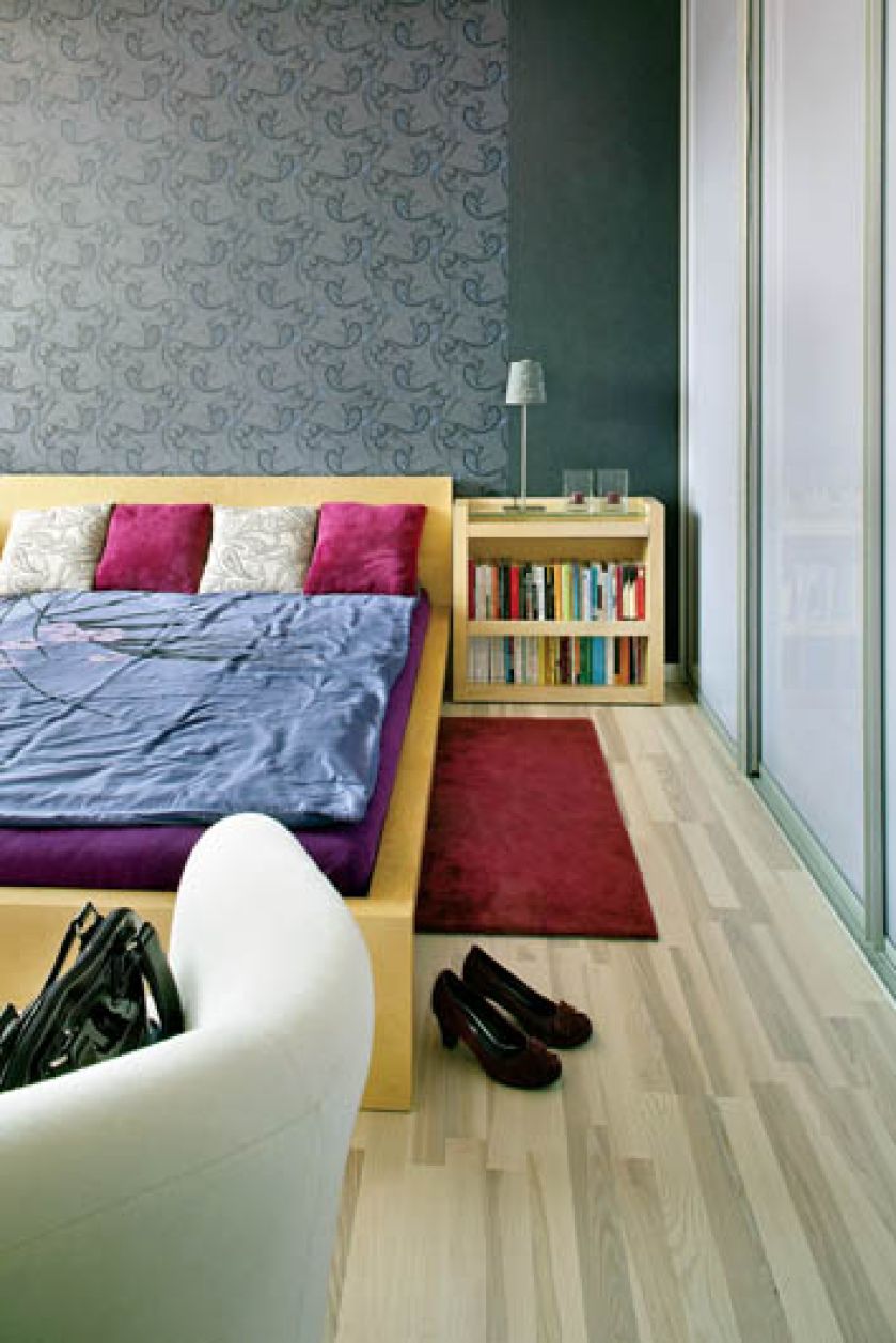 Podziwu godna kolorystyczna konsekwencja. Także sypialnia utrzymana jest w tej samej gamie barw co reszta mieszkania.