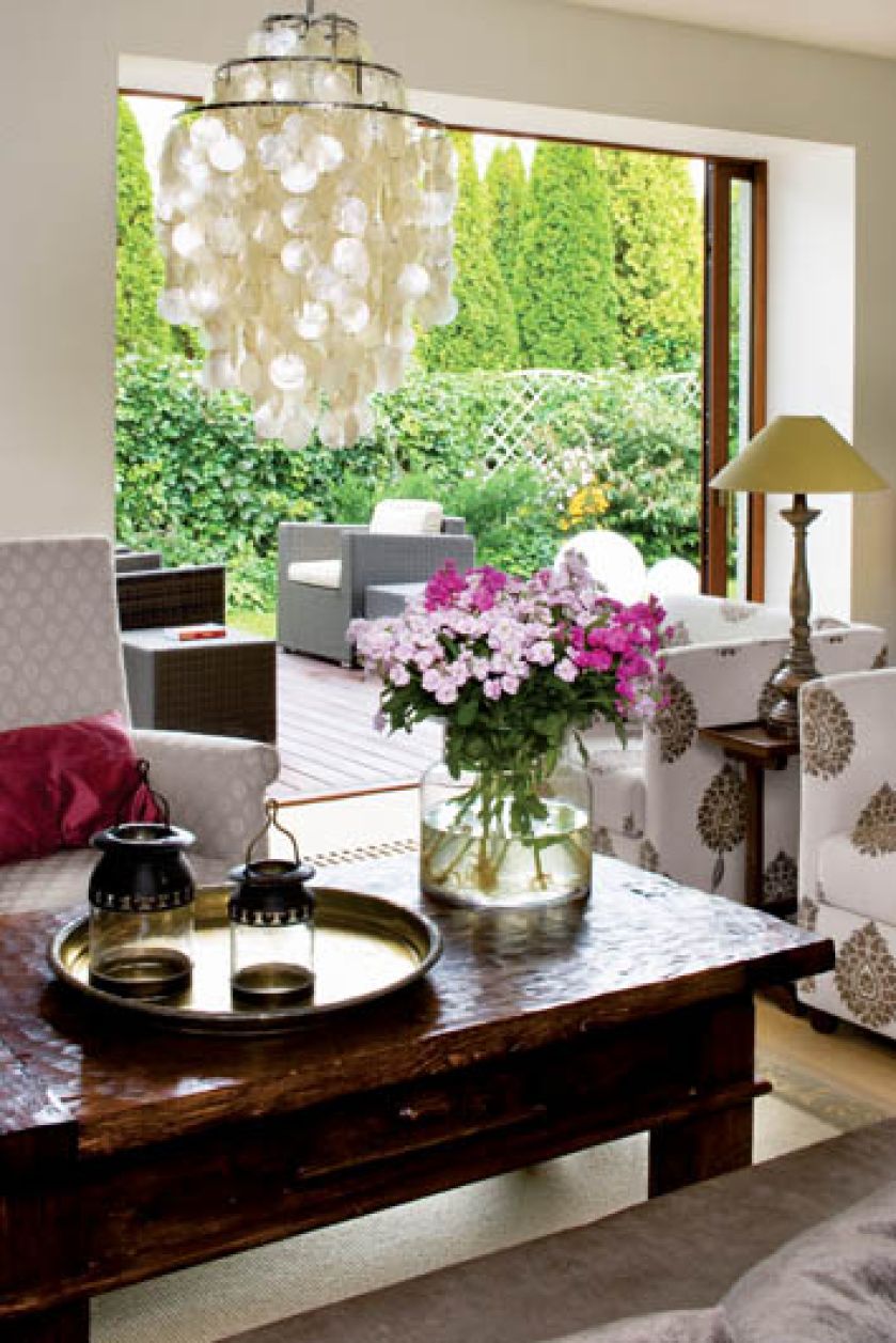 Pokój oddzielony jest od tarasu przesuwanymi szklanymi drzwiami.