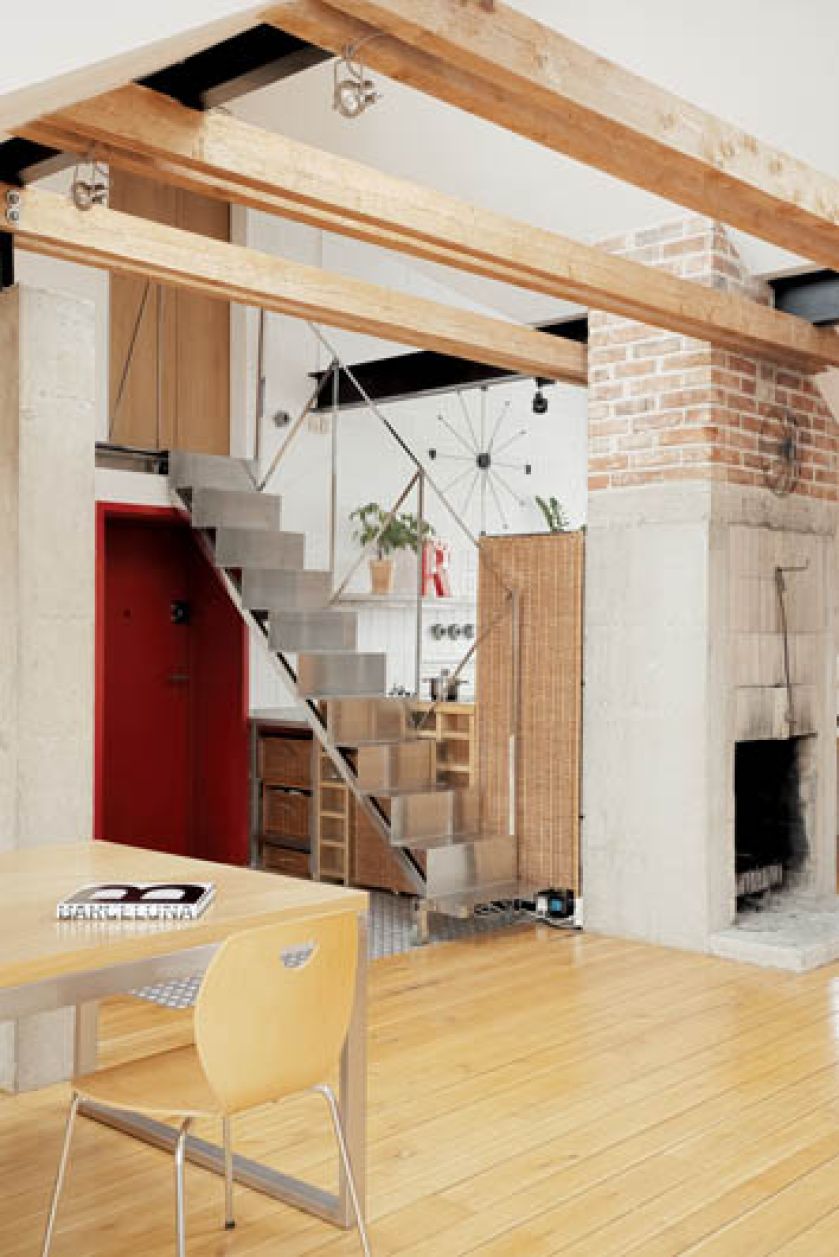 Połączenie ciepłego drewna z industrialnym metalem.