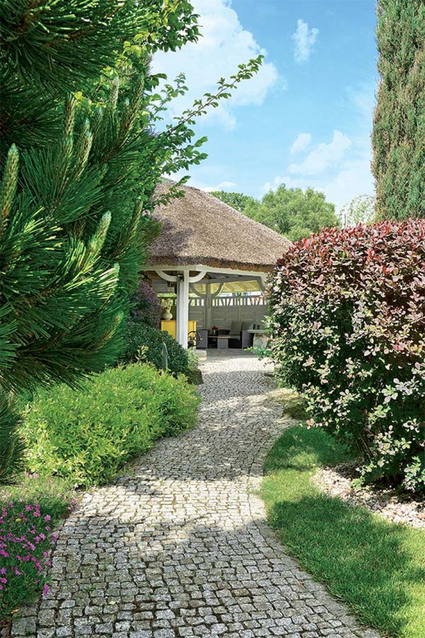 Południowe klimaty na każdym kroku mieszają się tu z polskimi akcentami. W brzozowym zagajniku jesienią rosną koźlaki.