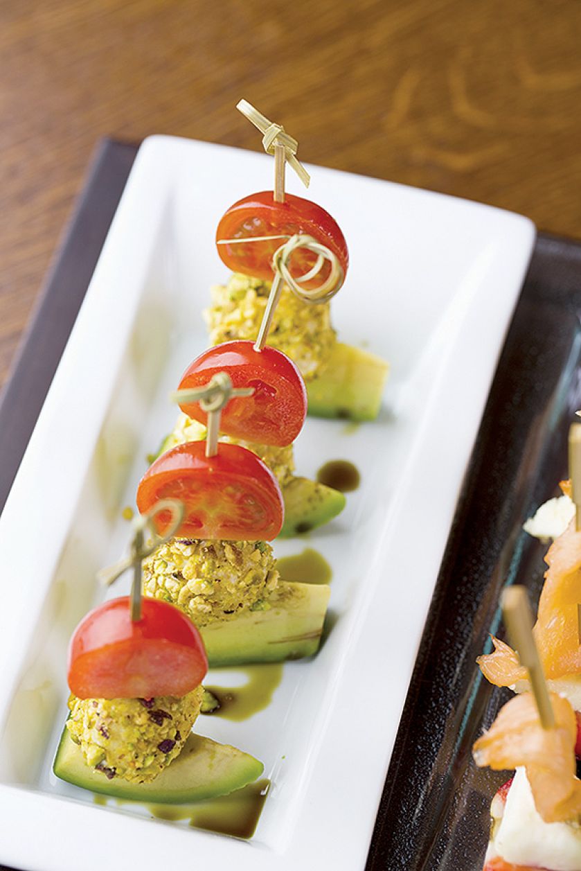 Pomidorki z mozzarella i awokado. Szybkie przekąski na letnie przyjęcie