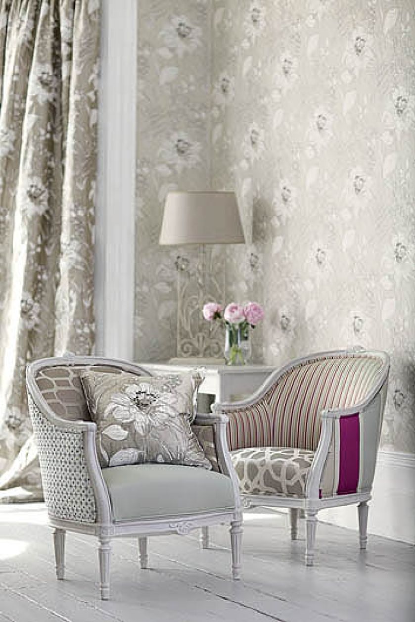 Pomysł na klasyczny mebel: jeden fotel, trzy tkaniny. Kolekcja DAUPHINE , od 576 do 944 zł za metr. DECODORE