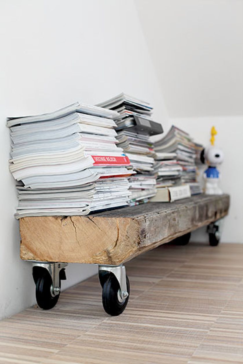 Pomysłowa półka na gazety. Drugie życie drewnianego domu