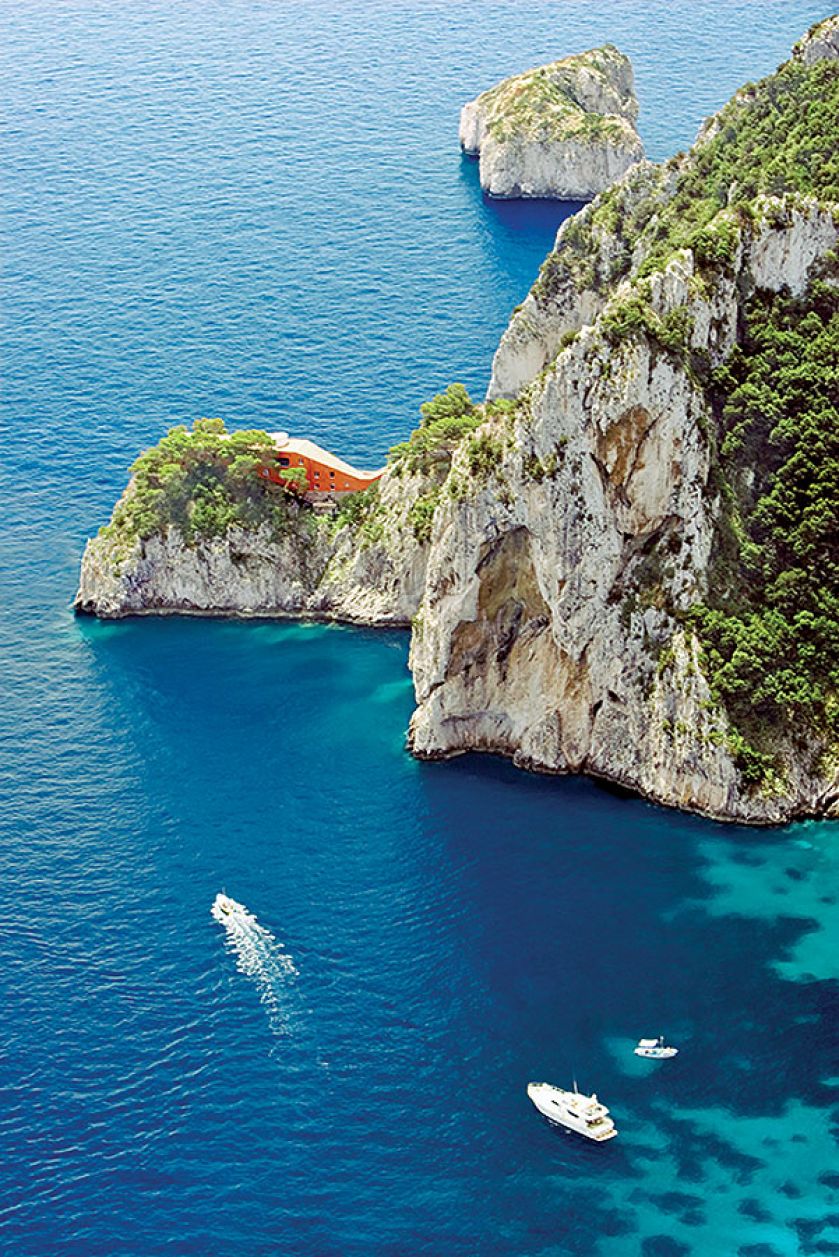 Proporcje wagonu kolejowego i schody bez barierek prowadzące na dach – wielką platformę widokową, ozdobioną