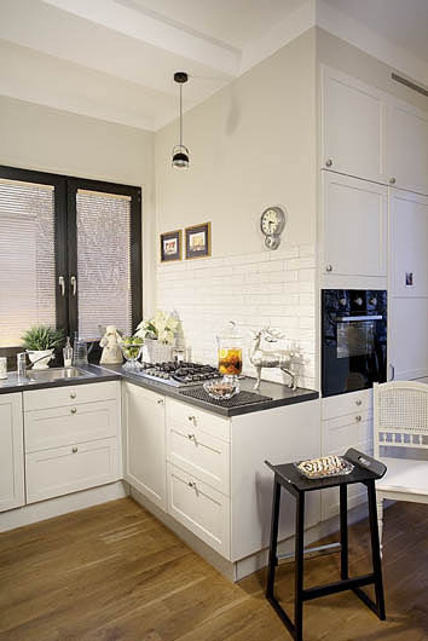 Proste, biłe meble i efektowne dodatki świąteczne.