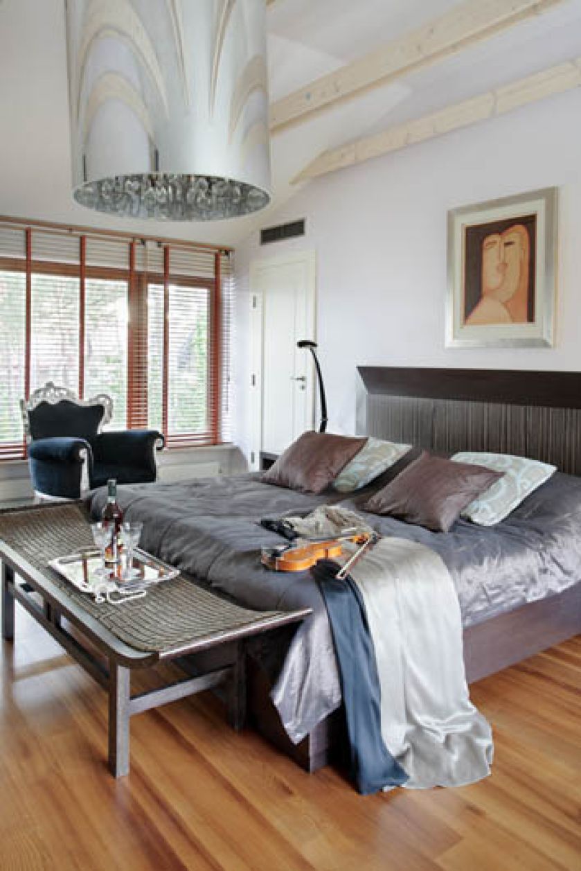 Proste, stonowane meble w sypialni i jeden mocny akcent - barokowy fotel ze sklepu Patt Mebel.