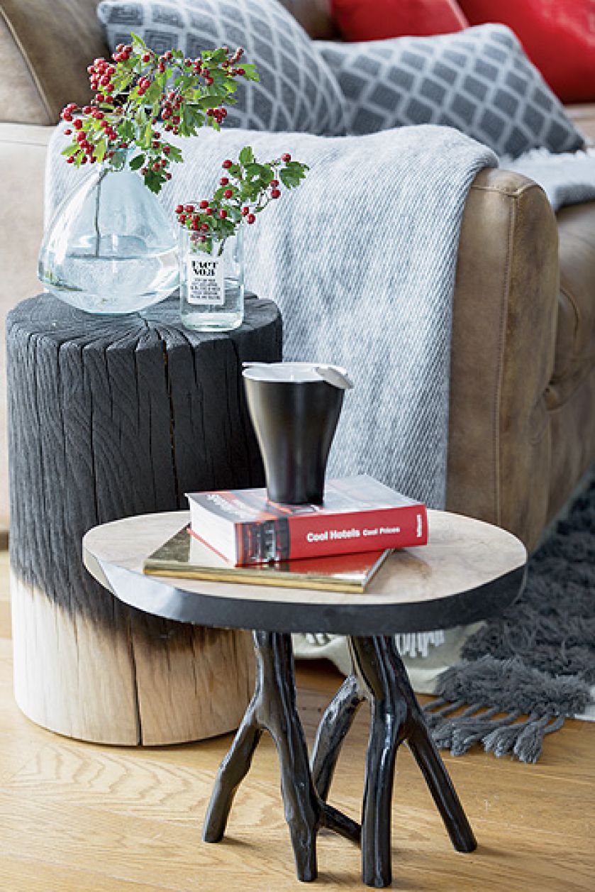 Przepis na soft loft. Szare ściany i fragmenty czerwonego muru, a do tego dużo ciepłego drewna.