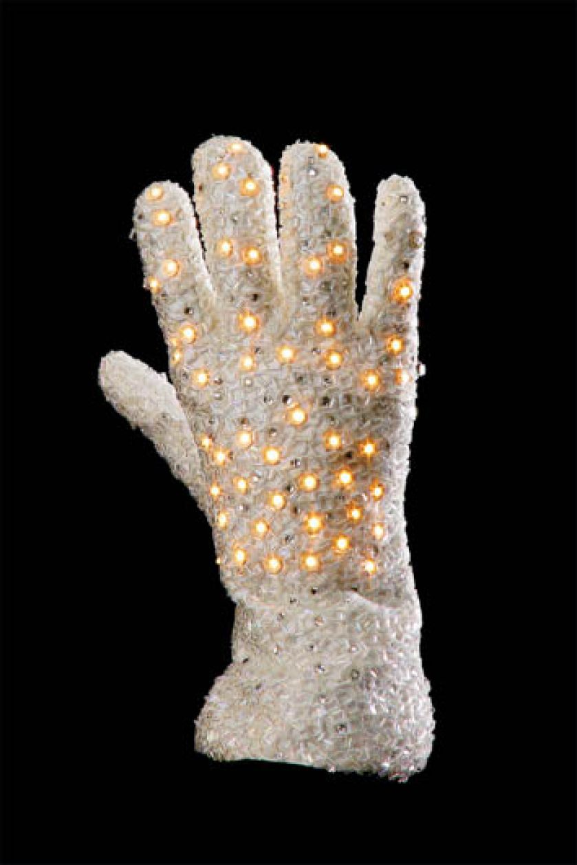 Rękawiczka szalona jak jej właściciel, Michael Jackson.
