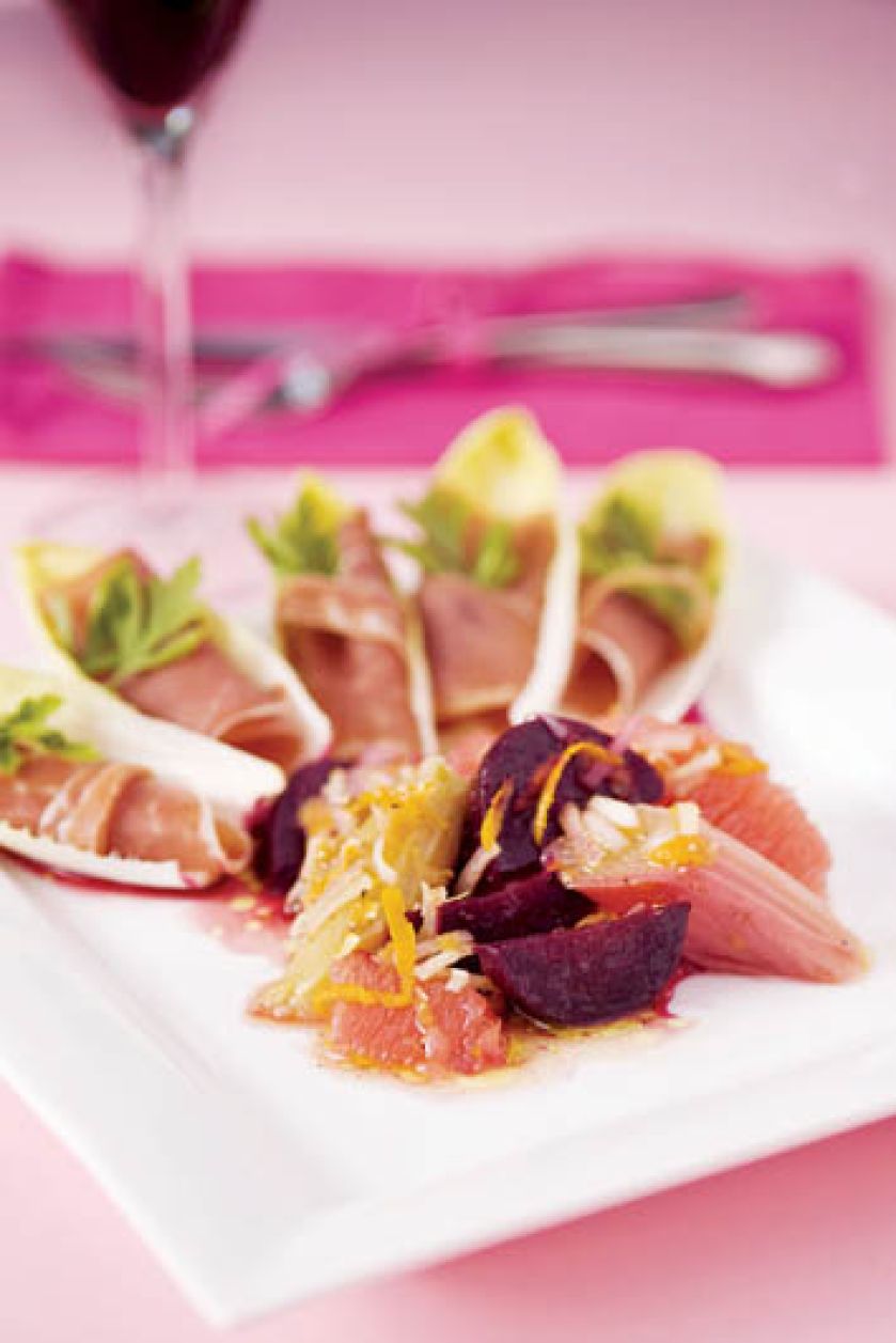 Sałatka z rabarbarem i szynką parmeńską.